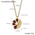 Dettaglio della collana con ciondolo a fiore, petali rossi e perla su catena dorata - Oro Rosso