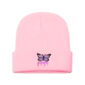 Dettaglio del berretto in maglia rosa con ricamo di farfalla viola e lettere stile y2k - M (56-58cm) / Rosa
