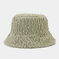 Dettaglio della texture in pile orsetto verde su un cappello a secchiello invernale - M (56-58cm) / Verde