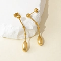 Elegante vergoldete Edelstahl-Ohrhänger mit Quasten und Wassertropfen auf Marmor-Hintergrund - Tränenform-Gold