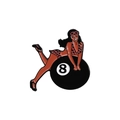 Bowling-Mädchen im roten Bikini auf schwarzer 8-Ball Emaille-Pin Anstecknadel - Retro Bikini Dame Stil (QHXZ2122)