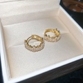 Makroaufnahme von 14K vergoldeten Creolen mit Perlen und Zirkonia in einer Geschenkbox - 36# Gold Creolen