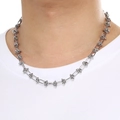 Collier à maillons noués en acier inoxydable porté par un mannequin pour un look chic - Chaîne à Noeuds Argentée (KN286242-Z)