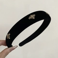 Primer plano de diadema acolchada de terciopelo negro con adornos de abejas de metal dorado - Negro