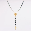 Detalle del collar de rosario de cuentas con medalla religiosa dorada y crucifijo - verde oliva