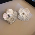 Eleganti orecchini a fiore traforati argento con perla bianca su supporto per gioielli - Argento (Perno in argento)