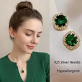 Elegant emerald green square stud earrings in 925 sterling silver with micro-pave crystals - Gold Green Zirconia