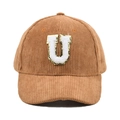 Detail der braunen Cord-Baseballkappe mit weißem U-Aufnäher und goldenen Pailletten - U-Buchstaben Aufnäher (Braun)