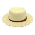 Detail eines beigen Strohhuts mit flacher Krempe und braunem Lederband mit Goldbuckle - M (56-58cm) / Creme