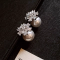 Elegante silberfarbene Schneeflocken-Ohrstecker mit Kristallen und einer großen weißen Perle - Zirkonia-Schneeflocken-Perlenstecker-Stil (Silberner Ohrringstecker - Zirkonia Schneeflocke Perle)
