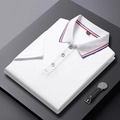 Détail d'un polo en coton piqué blanc avec col et manches rayés rouge et bleu marine - S / Blanc