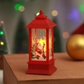 Detail der roten Weihnachtslaterne mit Weihnachtsmann-Motiv und warmem LED-Kerzenlicht-Effekt - Weihnachtsmann / Rot
