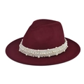 Detalle del sombrero fedora burdeos con banda decorativa de perlas de varias capas en la copa - Burdeos