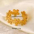 Dettaglio ravvicinato di un anello a fiore dorato regolabile con piccoli petali uniti - Anello a Fiore Dorato