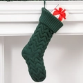 Calcetín navideño de punto verde oscuro con diseño de ondas colgado en la chimenea - Verde