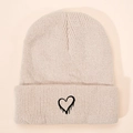 Minimalistische beige Strickmütze für Kinder mit einem schwarzen Herz-Stickmuster - Schwarze Tropfende Herz-Stickerei / Beige