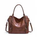 Dettaglio della texture in pelle PU marrone con cerniere decorative e fibbie metalliche - Borsa Singola / Marrone