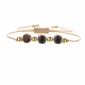 Bracciale floreale in ceramica fatto a mano con cordino beige e perle dorate su sfondo bianco - Perle di Rame + Fiori Rossi e Blu