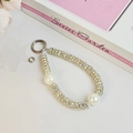 Dettaglio di un laccetto per cellulare di lusso con perline acriliche e grandi perle - Stile Bracciale Doppia Perla con Cerchio in Strass (Economico)