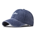 Dettaglio del ricamo bianco su un cappellino da baseball in cotone blu lavato - Regolabile / Blu Navy Lavato