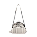 Sac de soirée vintage blanc avec rivets, franges et bandoulière en chaîne noire - Blanc