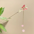 Detail der silbernen Haarnadel mit pinkfarbenem Emaille-Schmetterling und Quasten-Anhänger - Silberne Emaille Schmetterling Rosa Tropfen Quaste (4993-1)
