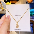 Collier tulipe doré élégant serti de zircons présenté sur une carte blanche - Tulipe Or Chaîne Lèvres