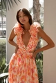 Détail d'une robe fleurie à décolleté en V profond avec volants et boucle dorée - S / Orange Fleuri