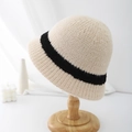 Sombrero de pescador de punto beige con detalle de raya negra en soporte de madera - 55-59CM / Blanco Roto + Rayas Negras