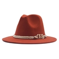 Chapeau fedora classique en feutre orange à large bord avec cordelette crème et chaîne dorée - M (56-58cm) / Couleur caramel
