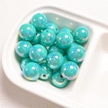 Detailopname van 14mm Tiffany blauwe UV-acrylparels in een witte keramieken schaal - Teal