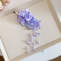 Detailansicht der lila Acrylblumen-Haarklammer mit Perlenquasten und Blumendesign - 7# Schnabelspange (HH8413) / Lila