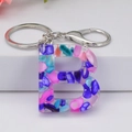 Portachiavi a lettera B in resina con pietre colorate e anello metallico argento - Lettera B