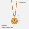 Dettaglio della collana sole in acciaio inossidabile placcata oro 18K con zirconi - Faccia di Sole Rotonda