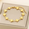 Détail du bracelet doré en acier inoxydable avec breloques Fu sur une boîte en cuir - Style Nuage de Chance (KB187923-NT)