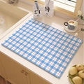 Blau-weiß karierte Küchen-Abtropfmatte auf der Arbeitsplatte mit Kaffeetasse und Obst - 30*40cm Diatomeenerde / Blau-Weiß-Rot Karo