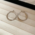 Detalle de pendientes de aro plateados con texturas lisas y facetadas en bandeja de terciopelo - 46# Pendiente de plata de ley 925-Aro facetado plateado