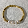 Dettaglio delle perle d'acqua dolce e delle sfere in acciaio inossidabile dorato del bracciale - Perla e grani d'oro in acciaio inossidabile da 4 mm