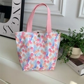 Dettaglio della borsa in tela con fiori di tulipano rosa e manici intrecciati resistenti - Tulipano di cotone