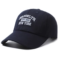 Dunkelblaue Baumwoll-Baseballkappe mit Brooklyn-Stickerei in klassischer 3/4-Ansicht - Einheitsgröße / Marineblau