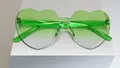Lunettes de soleil en forme de cœur vert vif transparent avec verre monobloc - Dégradé Vert Fluorescent