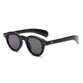 Retro-Rundsonnenbrille in Schwarz mit Goldnieten und grauen Gläsern in 45-Grad-Ansicht - Schwarzer Rahmen Graue Gläser