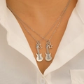 Collana a doppio strato in argento con ciondoli a chitarra, luna e stella su modella - Collana Chitarra Stella Luna a Doppio Strato Argento (6233)