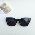Occhiali da sole retrò cat-eye con montatura nera spessa e lenti scure da donna - Nero e Grigio