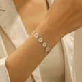 Elegante pulsera de margaritas con esmalte blanco y cadena dorada en la muñeca - Blanco