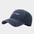 Détail de la broderie cœur 'you are enough' sur la casquette en denim délavé - Réglable / Bleu marine