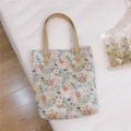 Détail du sac cabas floral montrant le motif marguerite et les anses en cuir renforcé - Base Gris Clair Petites Fleurs Orange-Rose