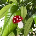 Barrette à cheveux champignon rouge à pois blancs sur feuilles vertes, accessoire de forêt - Petit Champignon