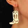 Clou d'oreille botte de cowboy dorée avec motif ajouré porté sur l'oreille - KC Or Bottes de Cowboy Ajourées Boucles d'Oreilles (N-925)