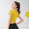 Top corto de yoga amarillo jengibre ajustado con cintura cruzada y manga corta - Amarillo jengibre
